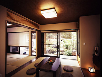 居間、和室から眺めるお庭は心が安らぎます。四季折々の景色を楽しんでいます。