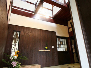 先代の思い入れの梁や柱を更に活かし、新しくも心地よい家になり、感謝しています。