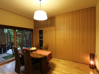 料理を作りながら、また食事をしながら中庭が眺められるようになりました。