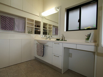 トップライトをつけた事で明るい洗面所になりました。