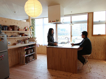 シンプルさにこだわった２階の居住スペースでホテル感覚を楽しんでいます。