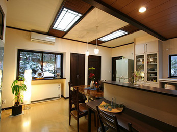 窓から四季の移り変わりを感じることができ、台所仕事も楽しくなりました。