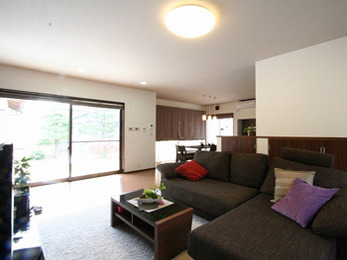 車椅子対応のLDKになり、家族が集まれるようになりました。