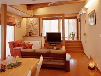 南側からの光が思った以上に差し込んで気に入っています。 