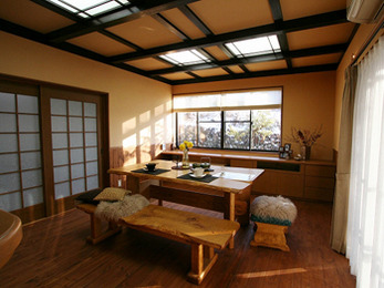 今まで使っていた家具や、天井の梁など思い出のあるものも残っていて、使いやすく快適になりました。