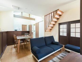 窓があまり確保できないＬＤＫは2階から光を取り込み、明るく開放的な空間に…。