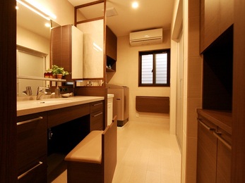 バリアフリーでも高級感のある居心地のいい水まわりになりました。