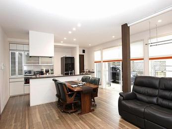 日中に自然光が入る明るいリビングになり、気持ちが良いです