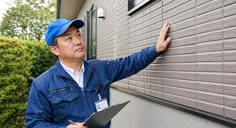 外壁を確認するスタッフ