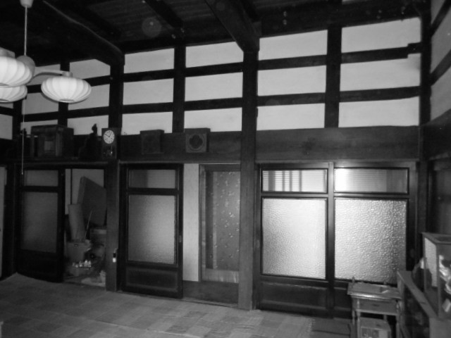 2│すきま風が寒く、とても暗い